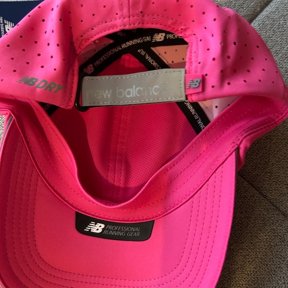 BNWT women's hat - Picture 3 of 3
